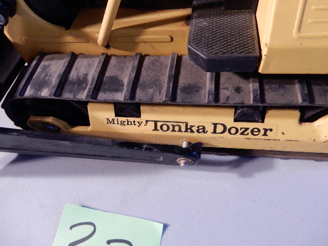 lot 32 image: MIGHTY TONKA Dozer, T-9