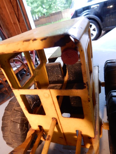 lot 35 image: TONKA Road Grader.. Metal with plastic wheels