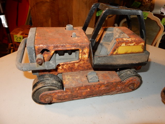 lot 36 image: Tonka all metal with rubber track caterpillar.    Tonka, Bottom Scooper, grader.. Tracks are missing