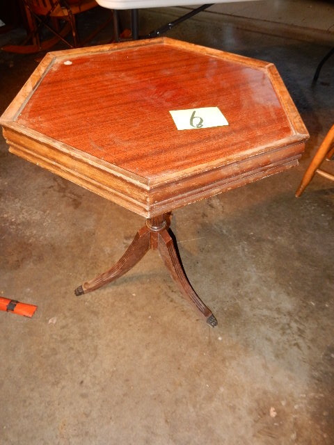 lot 6 image: Hexagonal endoccasional table with claw foot legs