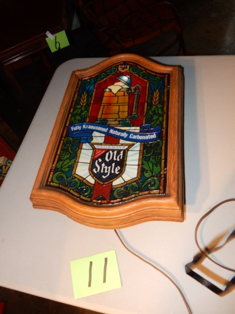 lot 11 image: OLD STYLE beer sign