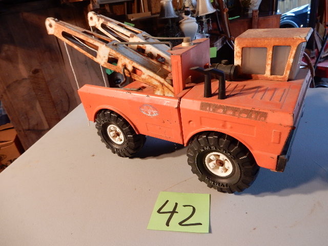 lot 42 image: TONKA Wrecker.. All metal with XMB 975 wheels
