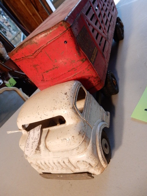 lot 44 image: STRUCTO  Cattle Farm Inc.  RED CATTLE FARM.. 1950 model.. Mfg. Freport ILL.  ALL METAL