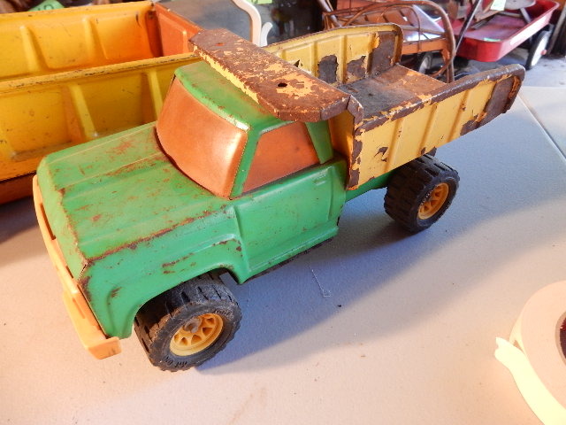 lot 46 image: Hydraulic Control Dump truck (no rear wheels).. Tonka Dump Truck.. All metal.. Plastic Bumper.