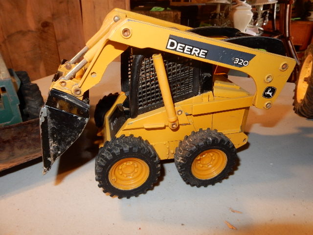 lot 53 image: 2, John Deere Skid Steer.. ERTL