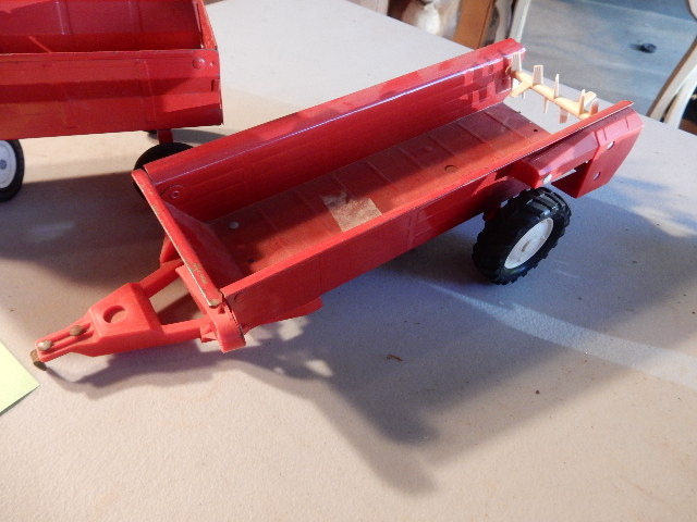 lot 59 image: ERTL, Grain Wagon, Manure Spreader