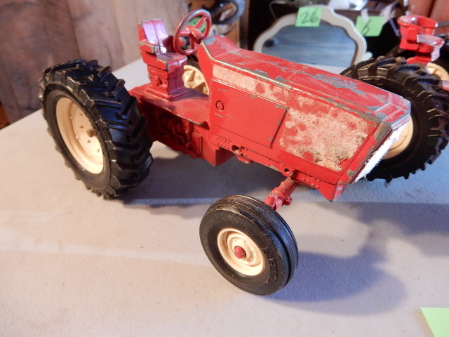 lot 62 image: 2, ERTL Tractors. 1 International, 1 no markings