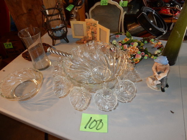 lot 100 image: 12 cup punch bowl set.. Misc. Glassware decorative items