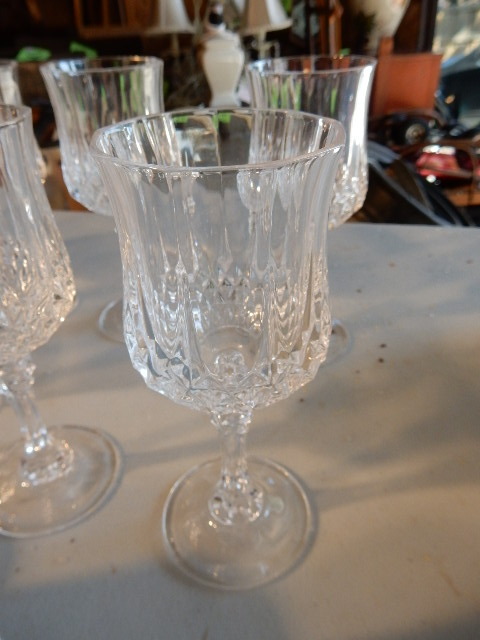 lot 21B image: 10 crystal wine glasses.. 4 Norman  rockwell collector mugs