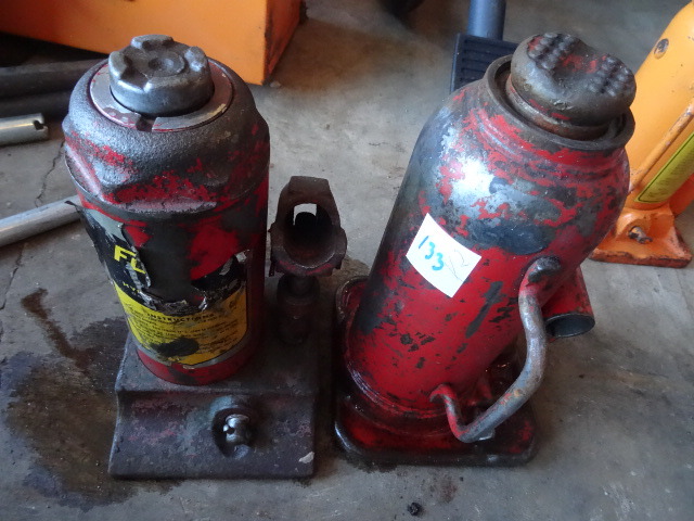 2 Bottle Jacks