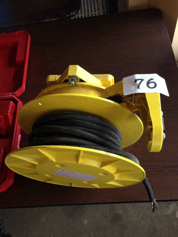 Retractable cord reel