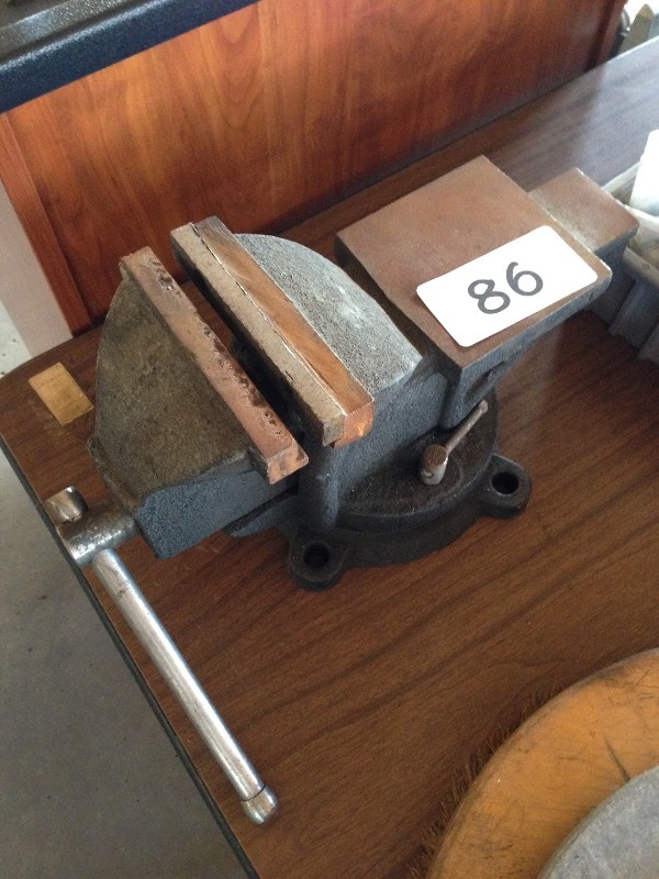 Bench vise