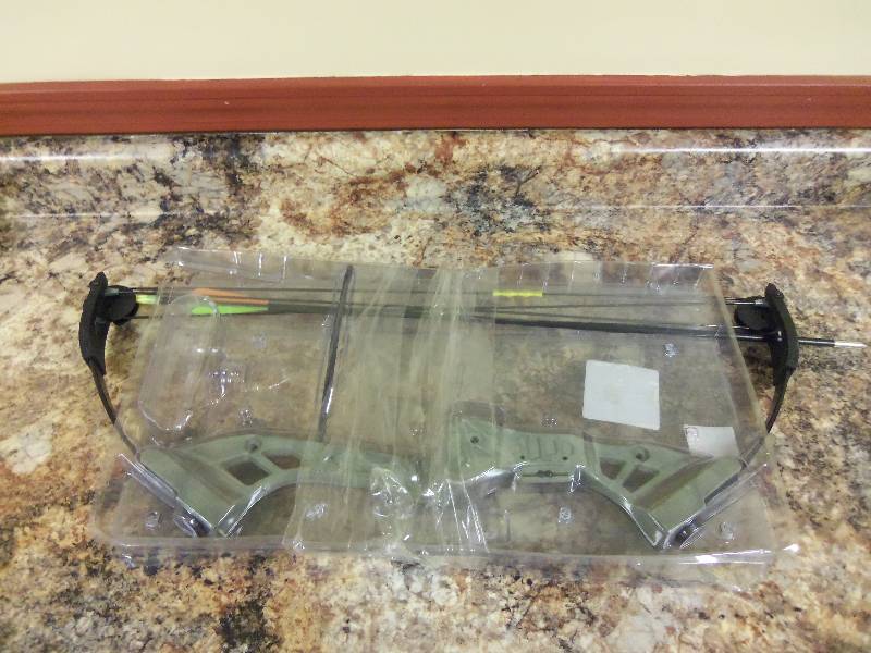 lot 41 image: G-max Bow Package Green