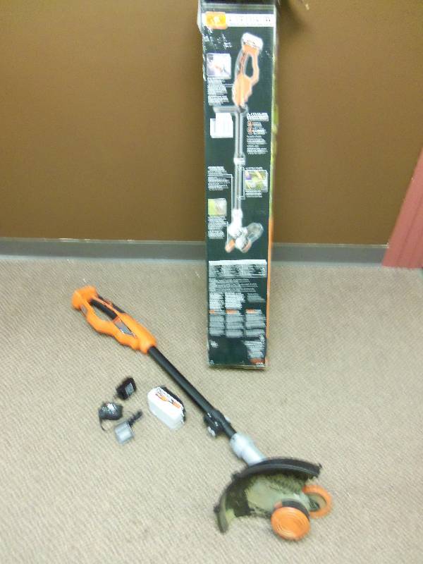 lot 64 image: Black & Decker Trimmer