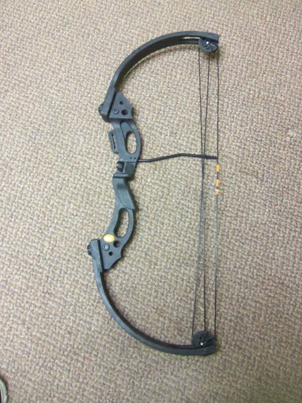 lot 65 image: High Five Bow Black