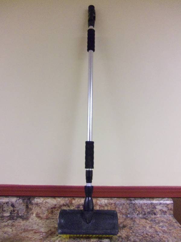 lot 87 image: Car Washing Wand and Brush