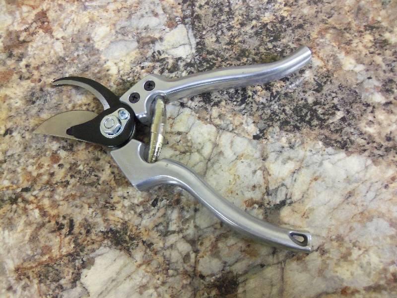 lot 88 image: Fiskars Steel Clipper