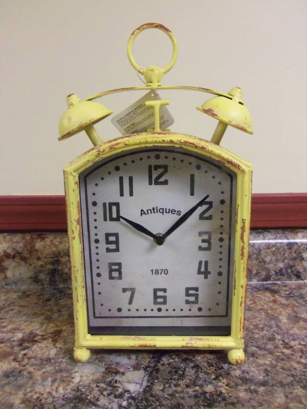 lot 91 image: Yellow Decorative Clock
