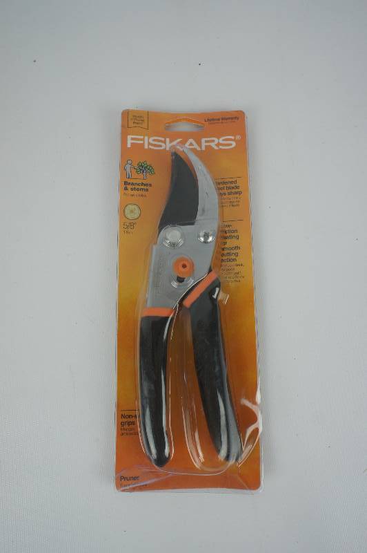 lot 38 image: Fiskars Garden Pruner