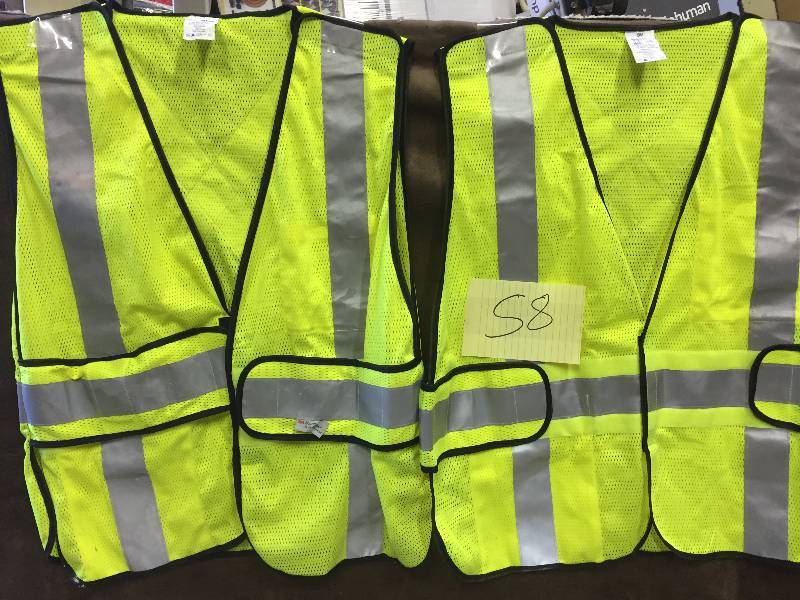 lot 58 image: Lot of 2 3M Safety Vests
