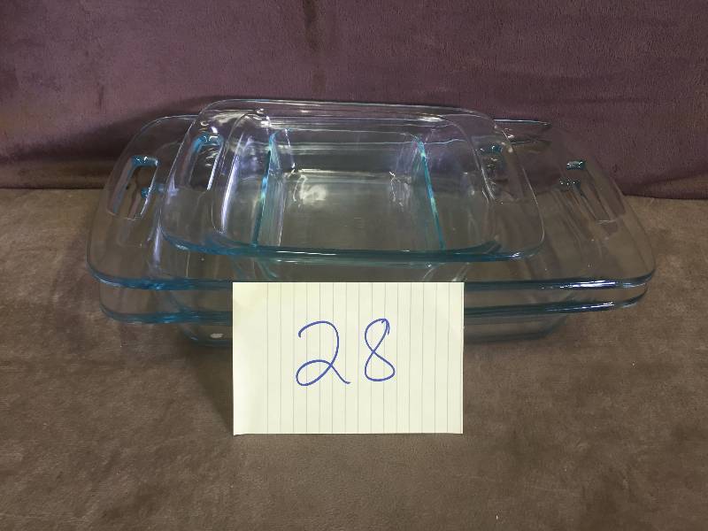 lot 28 image: Lot of Pyrex caseroles