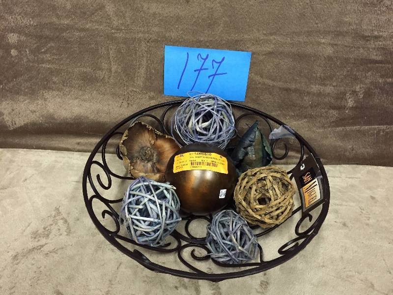lot 177 image: San Miguel Bowl & Filler Set