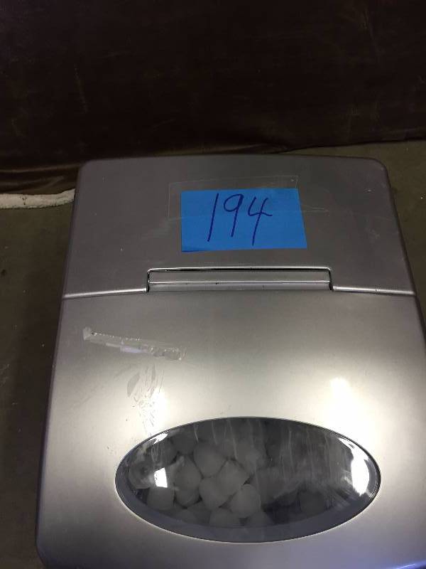 lot 194 image: Magic Chef 40 Lb Ice Maker
