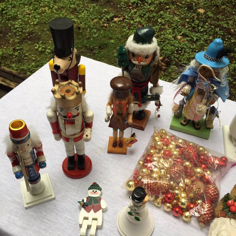 lot 057 image: Christmas is around the corner X-mas Lot 1 - Lots of Vintage Nut Crackers