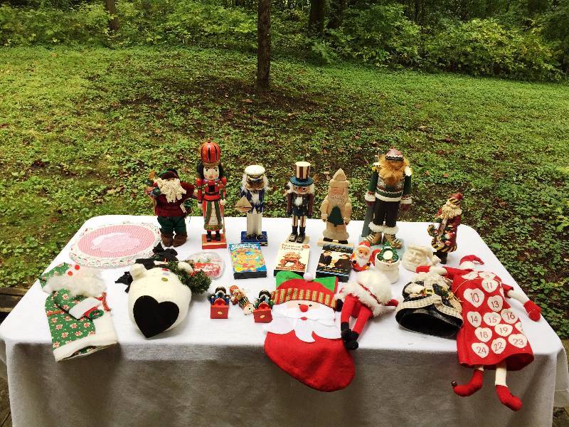 lot 058 image: Christmas is around the corner X-mas Lot 2 Vintage Nutcrackers Etc