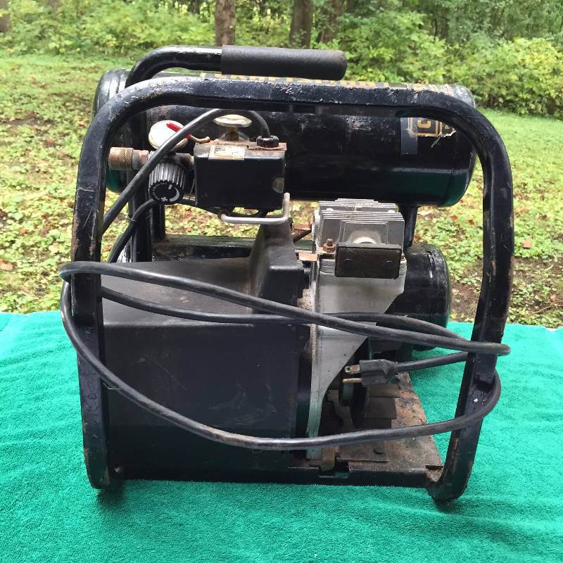 lot 005 image: Craftsman 1.5 HP Twin Tank 4 Gallon 125 PSI Professional Air Compressor