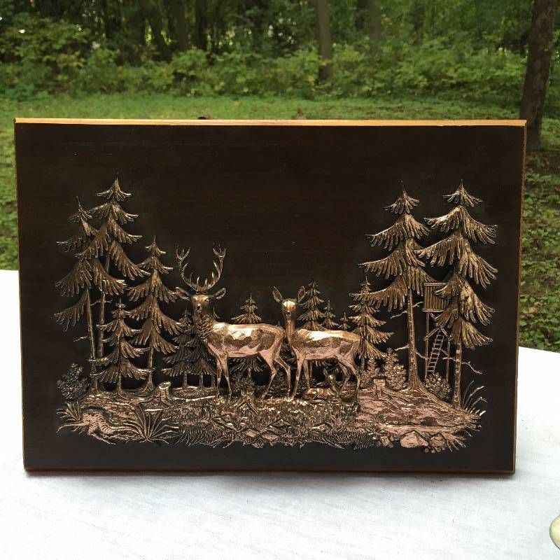 lot 004 image: Beautiful A & F Canada Wood Copper Look Wall Hanging Plaque Nature Deer Scene & Pair Vintage Cast Brass Golfer Metal Bookends