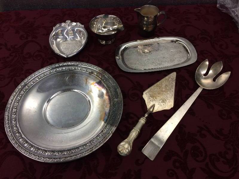 lot 065 image: Silverplated Lot of Serving Pieces - Please see pictures for Makers Mark