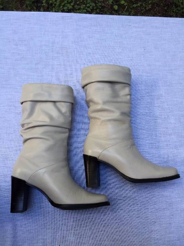 lot 043 image: White Mountain Leather Boots - New in Box - Size 6M