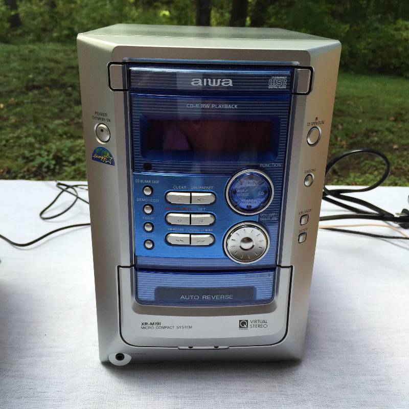 lot 044 image: Vintage Aiwa XR-M191 Micro Stereo AM FM CD  Cassette System Works Great