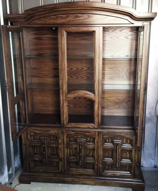 lot 048 image: 2 Piece Vtg Quality American of Martinsville China Curio Hutch Cabinet