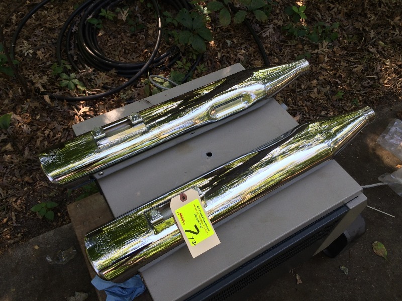 lot 7 image: Harley 2005 Road King Touring Exhaust Pipes, Vance Hines Big Ovals - Great Sound  Like New  1 pair