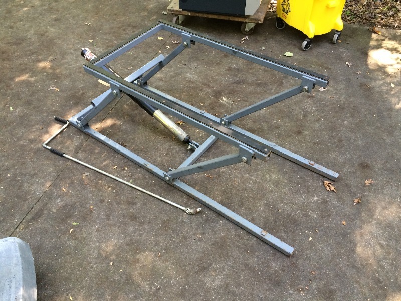 lot 9 image: Snowmobile lift - very good condition