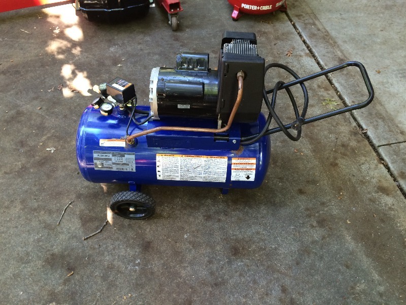 lot 12 image: Campbell Hausfeld Air Compressor  4 hp - works and in very good condition. Lightly used