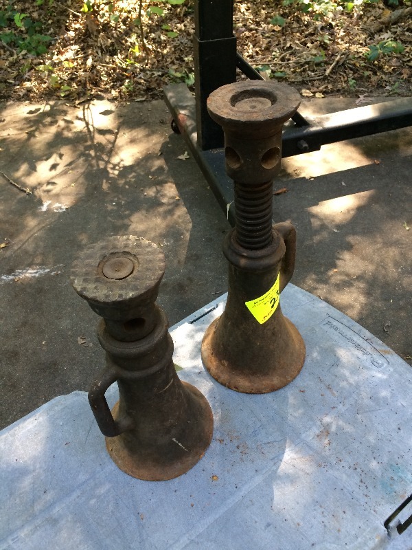lot 23 image: Screw Jacks - old and in good shape  lot of 2