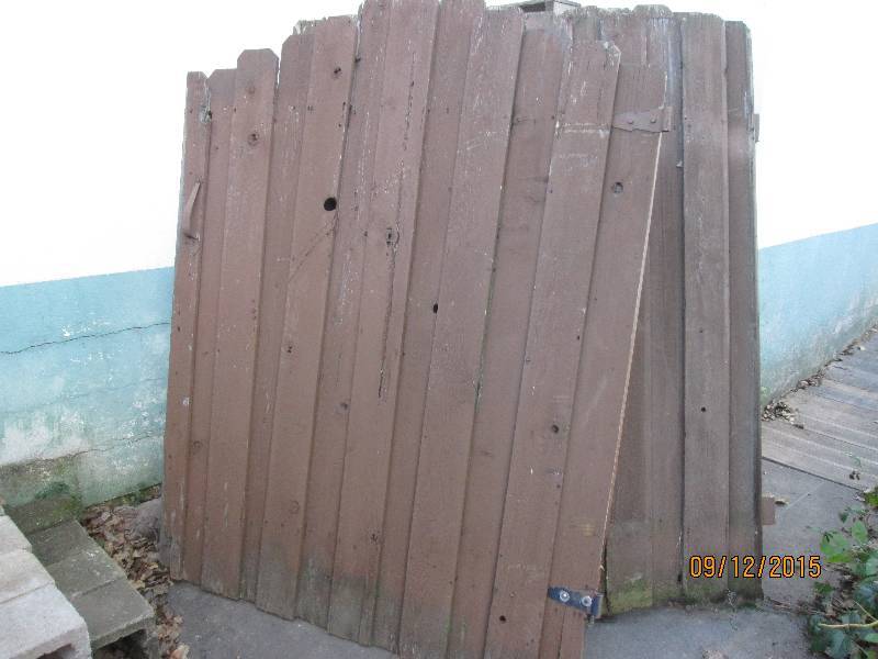 Fence gate with a handle and one si...