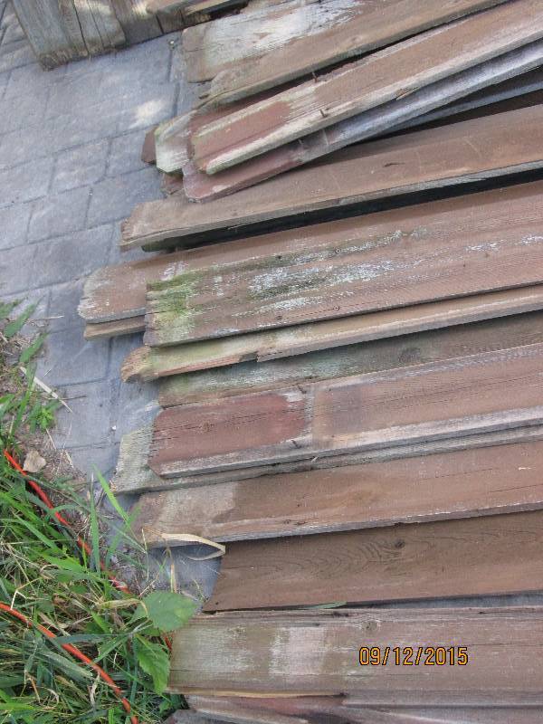 Lot of approximately 32 fence picke...