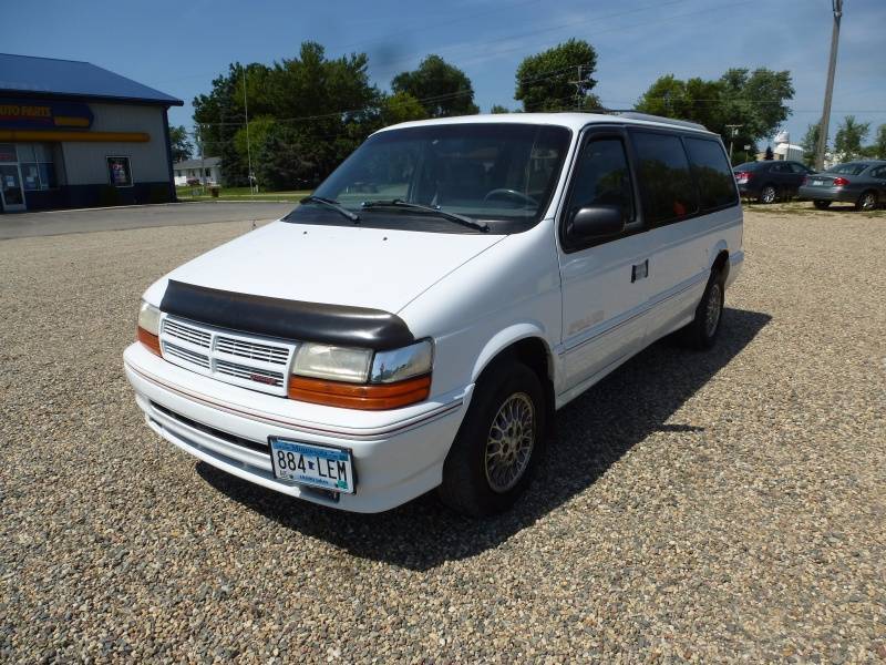 lot 10 image: 1993 Dodge Caravan AWD