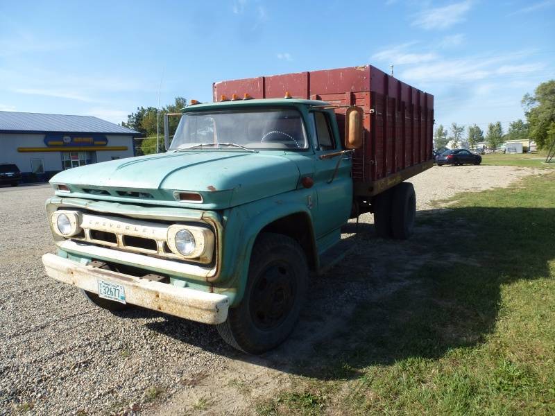 lot 4 image: 1963 Chevy 60 Grain Truck
