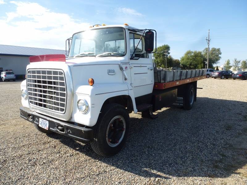 lot 6 image: 1977 Ford 700 Flat Bed Truck
