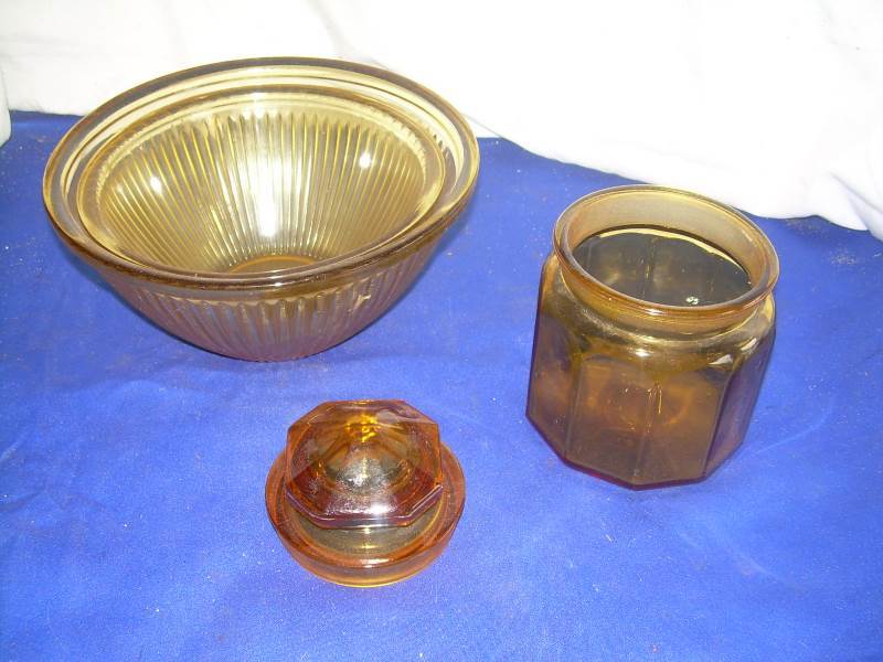 2 amber bowls 1 jar and cover