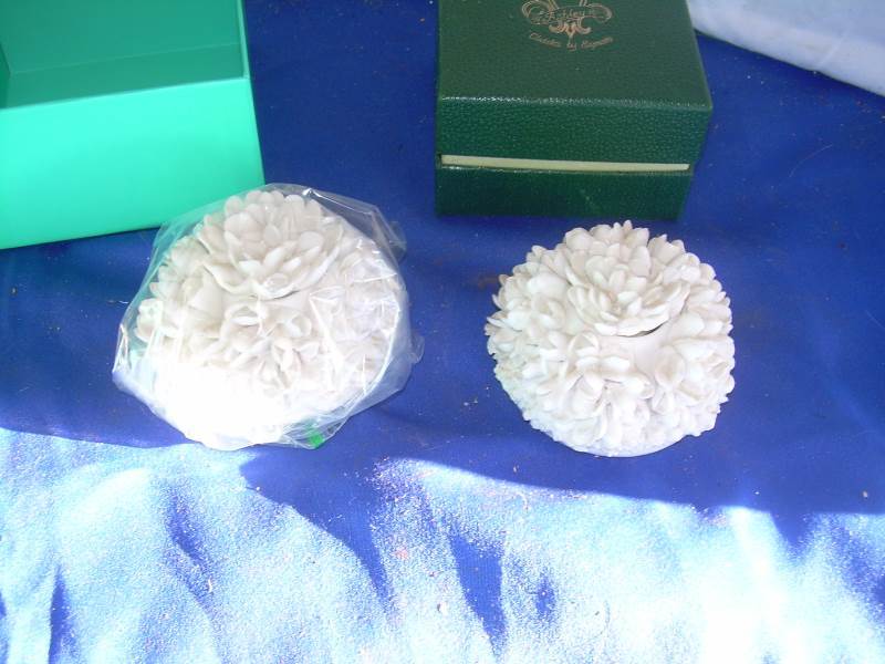 2 porcelian pieces