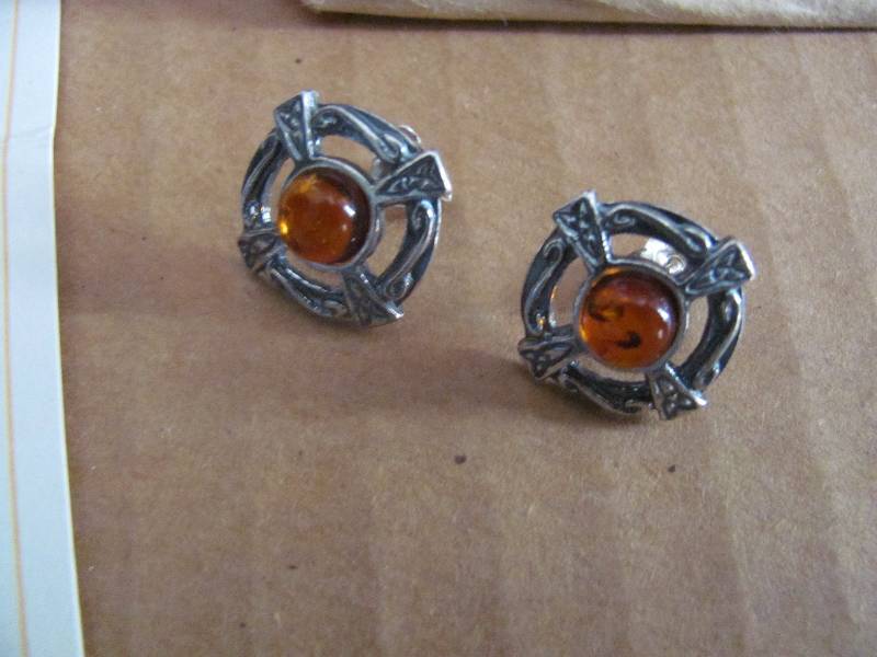 lot 55 image: Jewelry