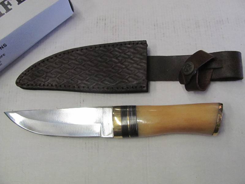 lot 56 image: NEW Hunting Knives