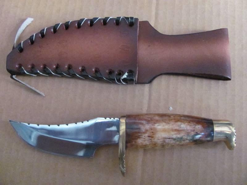 lot 57 image: NEW Hunting Knives