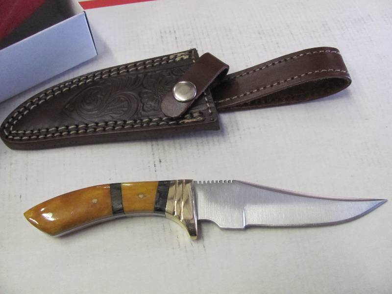 lot 58 image: NEW Hunting Knives